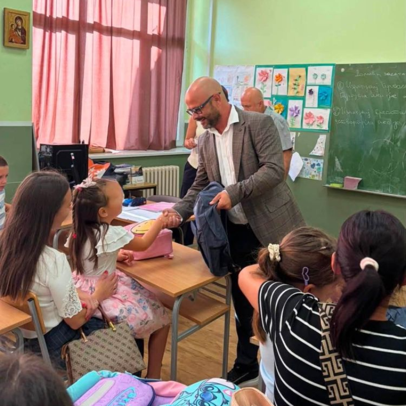 Богатић подржао најмлађе школарце: За 237 првака обезбеђени уџбеници, ранчеви и новчана помоћ