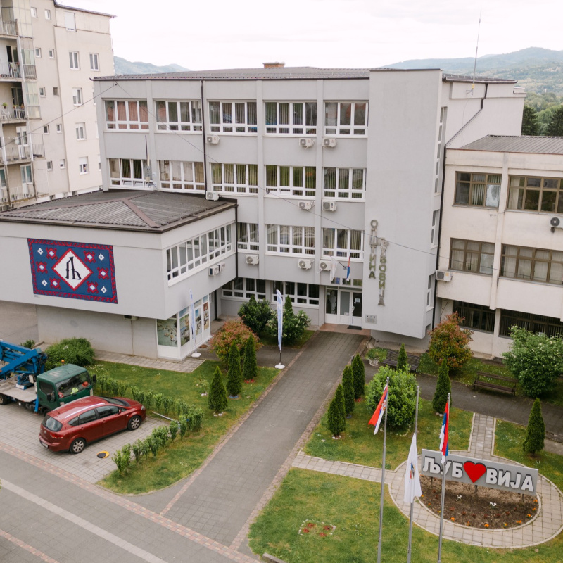Осликано слово „Љ” на згради Општинске управе у Љубовији