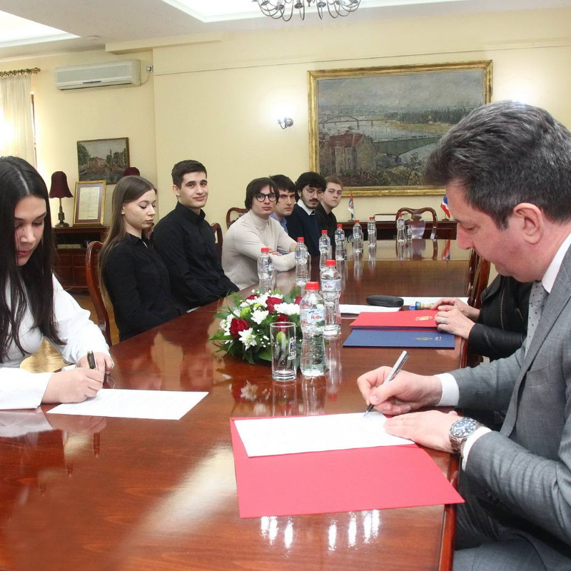 Potpisani ugovori o studentskim stipendijama u Šapcu