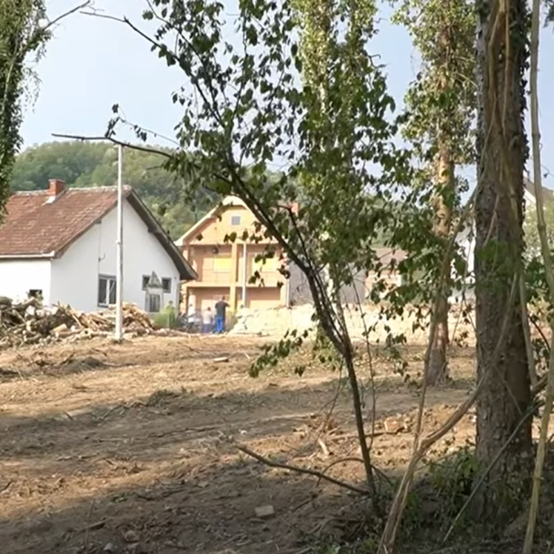 Чокешина поново уређује своје место окупљања: Мештани заједничким снагама обнављају Дом културе